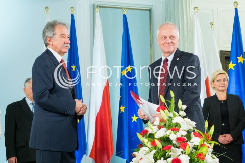  04.11.2015 WARSZAWA <br />PKW WRECZYLO POSLOM ZASWIADCZENIA O WYBORZE <br />N/Z STEFAN NIESIOLOWSKI<br /> 