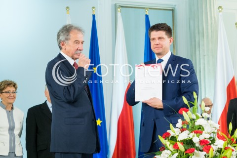  04.11.2015 WARSZAWA <br />PKW WRECZYLO POSLOM ZASWIADCZENIA O WYBORZE <br />N/Z RYSZARD PETRU<br /> 