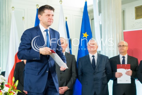  04.11.2015 WARSZAWA <br />PKW WRECZYLO POSLOM ZASWIADCZENIA O WYBORZE <br />N/Z RYSZARD PETRU<br /> 