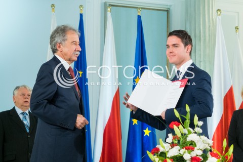  04.11.2015 WARSZAWA <br />PKW WRECZYLO POSLOM ZASWIADCZENIA O WYBORZE <br />N/Z LUKASZ RZEPECKI<br /> NAJMLODSZY POSEL W SEJMIE<br /> 