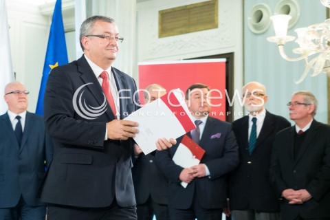  04.11.2015 WARSZAWA <br />PKW WRECZYLO POSLOM ZASWIADCZENIA O WYBORZE <br />N/Z ANDRZEJ ADAMCZYK<br /> 