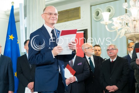  04.11.2015 WARSZAWA <br />PKW WRECZYLO POSLOM ZASWIADCZENIA O WYBORZE <br />N/Z WALDEMAR ANDZEL <br /> 