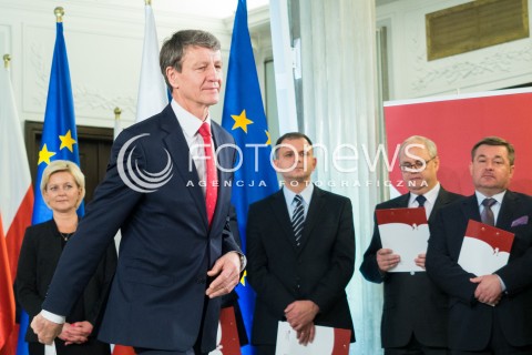  04.11.2015 WARSZAWA <br />PKW WRECZYLO POSLOM ZASWIADCZENIA O WYBORZE <br />N/Z ZBIGNIEW DOLATA<br /> 