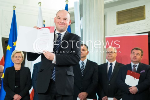  04.11.2015 WARSZAWA <br />PKW WRECZYLO POSLOM ZASWIADCZENIA O WYBORZE <br />N/Z JAN DZIEDZICZAK <br /> 