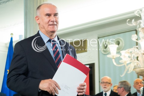  04.11.2015 WARSZAWA <br />PKW WRECZYLO POSLOM ZASWIADCZENIA O WYBORZE <br />N/Z TADEUSZ DZIUBA<br /> 