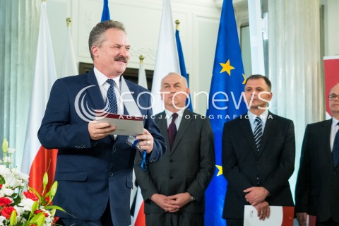  04.11.2015 WARSZAWA <br />PKW WRECZYLO POSLOM ZASWIADCZENIA O WYBORZE <br />N/Z MAREK JAKUBIAK<br /> 