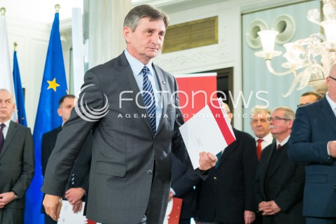  04.11.2015 WARSZAWA <br />PKW WRECZYLO POSLOM ZASWIADCZENIA O WYBORZE <br />N/Z MAREK KUCHCINSKI<br /> 