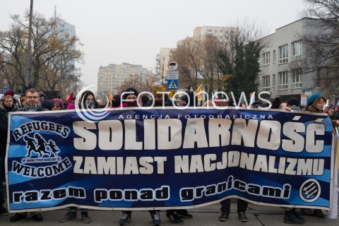  07.11.2015 WARSZAWA<br />MANIFESTACJA ANTYNACJONALISTOW POD HASLEM SOLIDARNOSC ZAMIAST NACJONALIZMU<br />N/Z TRANSPARENT BANER CZOLO MARSZU<br /> 