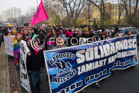  07.11.2015 WARSZAWA<br />MANIFESTACJA ANTYNACJONALISTOW POD HASLEM SOLIDARNOSC ZAMIAST NACJONALIZMU<br />N/Z TRANSPARENT BANER CZOLO MARSZU<br /> 