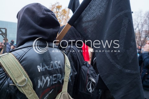  07.11.2015 WARSZAWA<br />MANIFESTACJA ANTYNACJONALISTOW POD HASLEM  SOLIDARNOSC ZAMIAST NACJONALIZMU<br />N/Z ANTIFA UCZESTNICY<br /> 