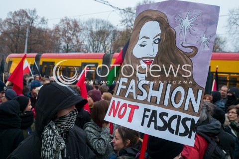  07.11.2015 WARSZAWA<br />MANIFESTACJA ANTYNACJONALISTOW POD HASLEM SOLIDARNOSC ZAMIAST NACJONALIZMU<br />N/Z TRANSPARENT BANER<br /> 