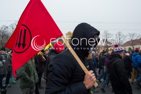  07.11.2015 WARSZAWA<br />MANIFESTACJA ANTYNACJONALISTOW POD HASLEM SOLIDARNOSC ZAMIAST NACJONALIZMU<br />N/Z ANTIFA UCZESTNICY<br /> 
