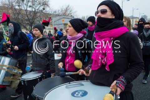  07.11.2015 WARSZAWA<br />MANIFESTACJA ANTYNACJONALISTOW POD HASLEM SOLIDARNOSC ZAMIAST NACJONALIZMU<br />N/Z ANTIFA UCZESTNICY<br /> 
