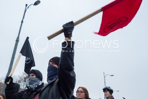  07.11.2015 WARSZAWA<br />MANIFESTACJA ANTYNACJONALISTOW POD HASLEM SOLIDARNOSC ZAMIAST NACJONALIZMU<br />N/Z ANTIFA UCZESTNICY<br /> 