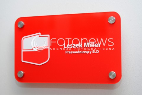  07.11.2015 WARSZAWA<br />RADA KRAJOWA SLD<br />N/Z TABLICZKA NAPIS PRZEWODNICZACY SLD LESZEK MILLER<br /> 