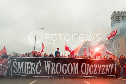  11.11.2015 WARSZAWA<br />MARSZ NIEPODLEGLOSCI POD HASLEM POLSKA DLA POLAKOW POLACY DLA POLSKI <br />N/Z UCZESTNICY PIROTECHNIKA RACE FLAGA<br /> 