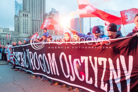  11.11.2015 WARSZAWA<br />MARSZ NIEPODLEGLOSCI POD HASLEM POLSKA DLA POLAKOW POLACY DLA POLSKI <br />N/Z UCZESTNICY PIROTECHNIKA RACE FLAGA<br /> 