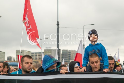  11.11.2015 WARSZAWA<br />MARSZ NIEPODLEGLOSCI POD HASLEM POLSKA DLA POLAKOW POLACY DLA POLSKI <br />N/Z UCZESTNICY PIROTECHNIKA RACE FLAGA<br /> 