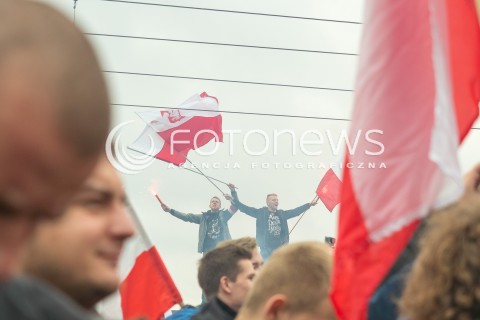  11.11.2015 WARSZAWA<br />MARSZ NIEPODLEGLOSCI POD HASLEM POLSKA DLA POLAKOW POLACY DLA POLSKI <br />N/Z UCZESTNICY PIROTECHNIKA RACE FLAGA<br /> 