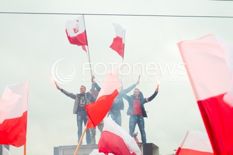  11.11.2015 WARSZAWA<br />MARSZ NIEPODLEGLOSCI POD HASLEM POLSKA DLA POLAKOW POLACY DLA POLSKI <br />N/Z UCZESTNICY PIROTECHNIKA RACE FLAGA<br /> 