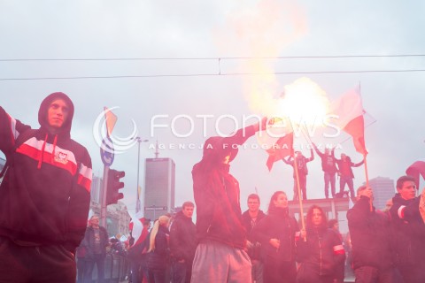  11.11.2015 WARSZAWA<br />MARSZ NIEPODLEGLOSCI POD HASLEM POLSKA DLA POLAKOW POLACY DLA POLSKI <br />N/Z UCZESTNICY PIROTECHNIKA RACE FLAGA<br /> 