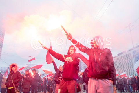  11.11.2015 WARSZAWA<br />MARSZ NIEPODLEGLOSCI POD HASLEM POLSKA DLA POLAKOW POLACY DLA POLSKI <br />N/Z UCZESTNICY PIROTECHNIKA RACE FLAGA<br /> 