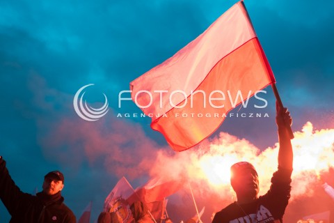  11.11.2015 WARSZAWA<br />MARSZ NIEPODLEGLOSCI POD HASLEM POLSKA DLA POLAKOW POLACY DLA POLSKI <br />N/Z UCZESTNICY FLAGA RACA PIROTECHNIKA<br /> 
