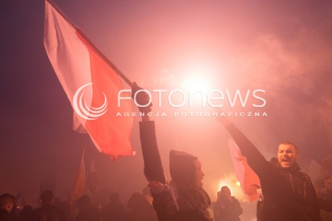  11.11.2015 WARSZAWA<br />MARSZ NIEPODLEGLOSCI POD HASLEM POLSKA DLA POLAKOW POLACY DLA POLSKI <br />N/Z UCZESTNICY FLAGA RACA PIROTECHNIKA<br /> 
