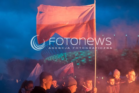  11.11.2015 WARSZAWA<br />MARSZ NIEPODLEGLOSCI POD HASLEM POLSKA DLA POLAKOW POLACY DLA POLSKI <br />N/Z UCZESTNICY FLAGA RACA PIROTECHNIKA<br /> 