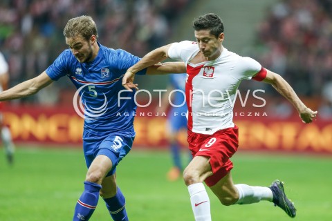  13.11.2015 WARSZAWA PILKA NOZNA <br />FRIENDLY FOOTBALL MATCH<br />POLISH NATIONAL TEAM<br />MECZ TOWARZYSKI<br />MECZ POLSKA - ISLANDIA<br />N/Z ROBERT LEWANDOWSKI HOLMAR ORN EYJOLFSSON<br /> 