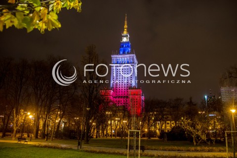  14.11.2015 WARSZAWA POLSKA JEDNOCZY SIE Z FRANCJA PO ATAKU TERRORYSTYCZNYM W PARYZU <br />N/Z PALAC KULTURY I NAUKI W KOLORACH NARODOWYCH FRANCJI<br /> 