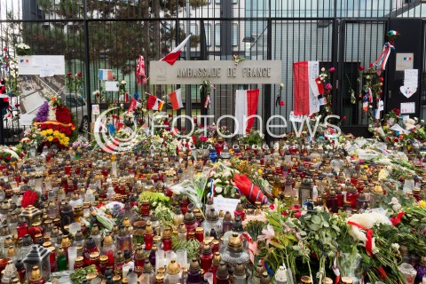  16.11.2015 WARSZAWA <br />PREMIER BEATA SZYDLO WRAZ Z MINISTRAMI ZLOZYLA KWIATY POD AMBASADA FRANCJI  <br />N/Z AMBASADA FRANCJI KWIATY ZNICZE<br /> 