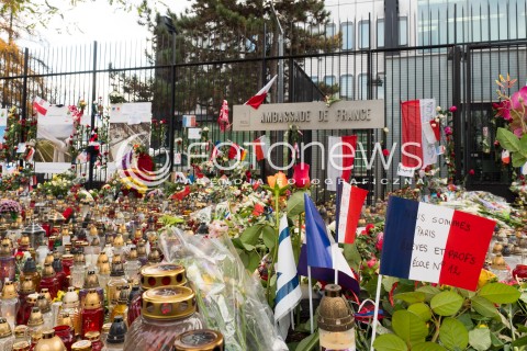  16.11.2015 WARSZAWA <br />PREMIER BEATA SZYDLO WRAZ Z MINISTRAMI ZLOZYLA KWIATY POD AMBASADA FRANCJI  <br />N/Z AMBASADA FRANCJI KWIATY ZNICZE<br /> 