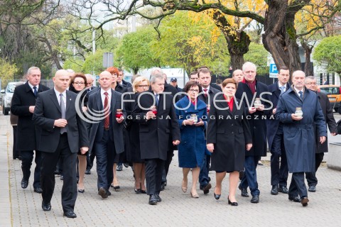  16.11.2015 WARSZAWA <br />PREMIER BEATA SZYDLO WRAZ Z MINISTRAMI ZLOZYLA KWIATY POD AMBASADA FRANCJI  <br />N/Z PREMIER BEATA SZYDLO Z RADA MINISTROW ELZBIETA WITEK JAROSLAW GOWIN PIOTR GLINSKI ANTONI MACIEREWICZ MARIUSZ BLASZCZAK<br /> 