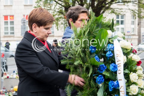  16.11.2015 WARSZAWA <br />PREMIER BEATA SZYDLO WRAZ Z MINISTRAMI ZLOZYLA KWIATY POD AMBASADA FRANCJI  <br />N/Z PREMIER BEATA SZYDLO SKALDA WIENIEC POD AMBASADA FRANCJI<br /> 