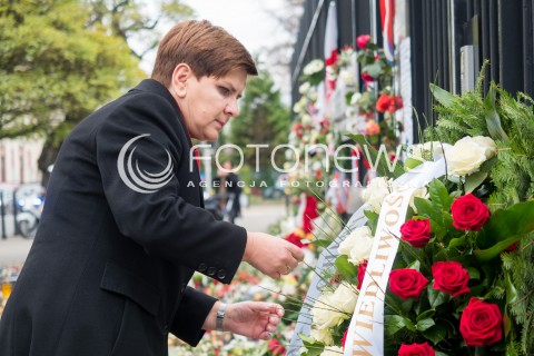 Beata Szydło złożyła kwiaty pod Ambasadą Francji w Warszawie