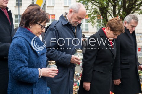  16.11.2015 WARSZAWA <br />PREMIER BEATA SZYDLO WRAZ Z MINISTRAMI ZLOZYLA KWIATY POD AMBASADA FRANCJI  <br />N/Z BEATA SZYDLO ANTONI MACIEREWICZ PIOTR GLINSKI<br /> 