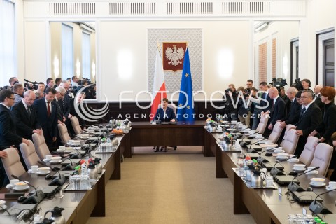  16.11.2015 WARSZAWA <br />PREMIER BEATA SZYDLO ZOSTALA POWITANA PRZEZ USTEPUJACA PREMIER EWE KOPACZ <br />N/Z BEATA SZYDLO PRZEWODNICZY NIEOFICJALNEMU POSIEDZENIU RADY MINISTROW SALA WIDOK VIEW RADA MINISTROW<br /> 