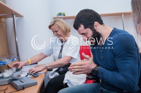  18.11.2015 WARSZAWA<br />MAMED KHALIDOV BADA PLUCA POLAKOW<br />N/Z BADANIE SPIROMETRYCZNE SPIROMETR MISTRZ FEDERACJI KSW MAMED KHALIDOV<br /> 