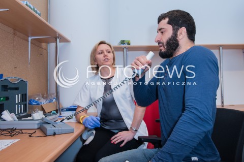  18.11.2015 WARSZAWA<br />MAMED KHALIDOV BADA PLUCA POLAKOW<br />N/Z BADANIE SPIROMETRYCZNE SPIROMETR MISTRZ FEDERACJI KSW MAMED KHALIDOV<br /> 