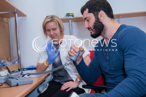  18.11.2015 WARSZAWA<br />MAMED KHALIDOV BADA PLUCA POLAKOW<br />N/Z BADANIE SPIROMETRYCZNE SPIROMETR MISTRZ FEDERACJI KSW MAMED KHALIDOV<br /> 