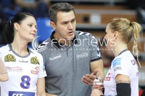  21.11.2015 RZESZOW <br />SIATKOWKA ORLEN LIGA 2015/2016 <br />WOMEN VOLLEYBALL POLAND POLISH ORLENLIGA LEAGUE SEASON 2015/2016 <br />MECZ DEVELOPRES SKYRES RZESZOW - KSZO OSTROWIEC SWIETOKRZYSKI<br />N/Z MARIUSZ WIKTOROWICZ - I TRENER ( HEAD COACH ) JUSTYNA RACZYNSKA EWA CABAJEWSKA <br /> 