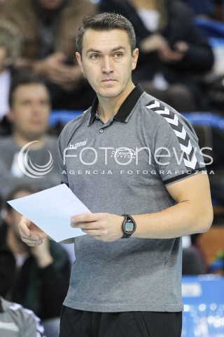  21.11.2015 RZESZOW <br />SIATKOWKA ORLEN LIGA 2015/2016 <br />WOMEN VOLLEYBALL POLAND POLISH ORLENLIGA LEAGUE SEASON 2015/2016 <br />MECZ DEVELOPRES SKYRES RZESZOW - KSZO OSTROWIEC SWIETOKRZYSKI<br />N/Z MARIUSZ WIKTOROWICZ - I TRENER ( HEAD COACH ) SYLWETKA <br /> 