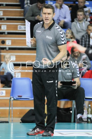  21.11.2015 RZESZOW <br />SIATKOWKA ORLEN LIGA 2015/2016 <br />WOMEN VOLLEYBALL POLAND POLISH ORLENLIGA LEAGUE SEASON 2015/2016 <br />MECZ DEVELOPRES SKYRES RZESZOW - KSZO OSTROWIEC SWIETOKRZYSKI<br />N/Z MARIUSZ WIKTOROWICZ - I TRENER ( HEAD COACH ) SYLWETKA <br /> 