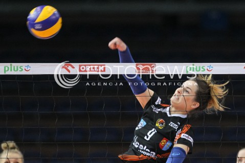  21.11.2015 RZESZOW <br />SIATKOWKA ORLEN LIGA 2015/2016 <br />WOMEN VOLLEYBALL POLAND POLISH ORLENLIGA LEAGUE SEASON 2015/2016 <br />MECZ DEVELOPRES SKYRES RZESZOW - KSZO OSTROWIEC SWIETOKRZYSKI<br />N/Z ALICJA WOJCIK ATAK SYLWETKA <br /> 