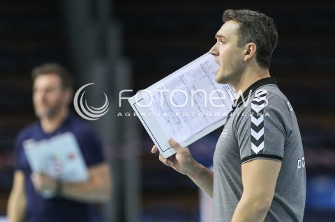  21.11.2015 RZESZOW <br />SIATKOWKA ORLEN LIGA 2015/2016 <br />WOMEN VOLLEYBALL POLAND POLISH ORLENLIGA LEAGUE SEASON 2015/2016 <br />MECZ DEVELOPRES SKYRES RZESZOW - KSZO OSTROWIEC SWIETOKRZYSKI<br />N/Z MARIUSZ WIKTOROWICZ - I TRENER ( HEAD COACH ) SYLWETKA <br /> 