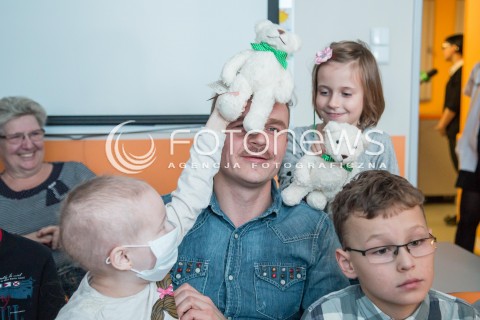  25.11.2015 LODZ<br />DZIEN PLUSZOWEGO MISIA <br />PIOTR ROGUCKI CZYTA DZIECIOM W SZPITALU<br />N/Z PIOTR ROGUCKI<br /> 