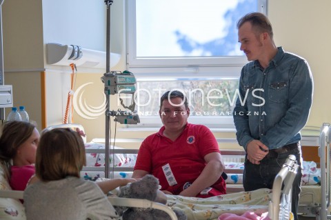  25.11.2015 LODZ<br />DZIEN PLUSZOWEGO MISIA <br />PIOTR ROGUCKI CZYTA DZIECIOM W SZPITALU<br />N/Z PIOTR ROGUCKI<br /> 