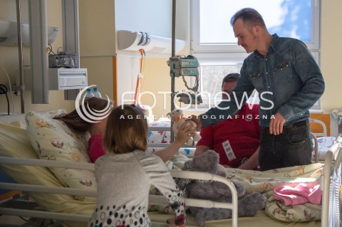  25.11.2015 LODZ<br />DZIEN PLUSZOWEGO MISIA <br />PIOTR ROGUCKI CZYTA DZIECIOM W SZPITALU<br />N/Z PIOTR ROGUCKI<br /> 