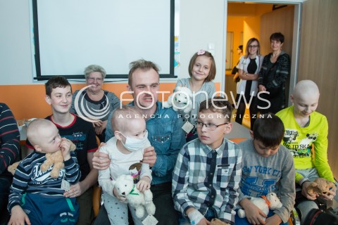  25.11.2015 LODZ<br />DZIEN PLUSZOWEGO MISIA <br />PIOTR ROGUCKI CZYTA DZIECIOM W SZPITALU<br />N/Z PIOTR ROGUCKI<br /> 